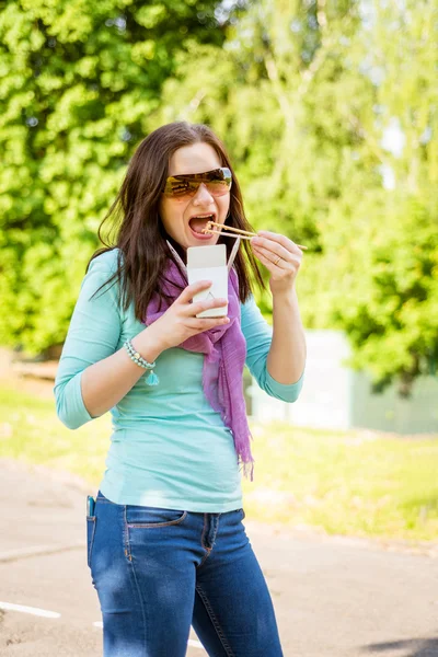 Comer comida tailandesa — Foto de Stock