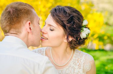 bir ormandaki çift öpücük