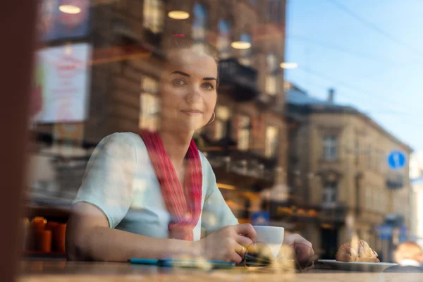 Junge Frau durch Glas — Stockfoto