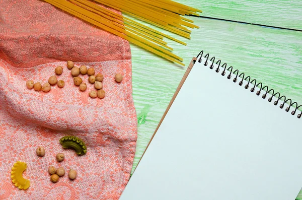 Taccuino con tagliatelle su legno — Foto Stock