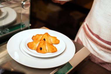 kruvasan beyaz plaka üzerinde