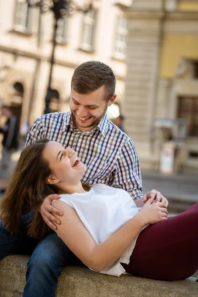 Dziewczyna leży na kolanach — Zdjęcie stockowe