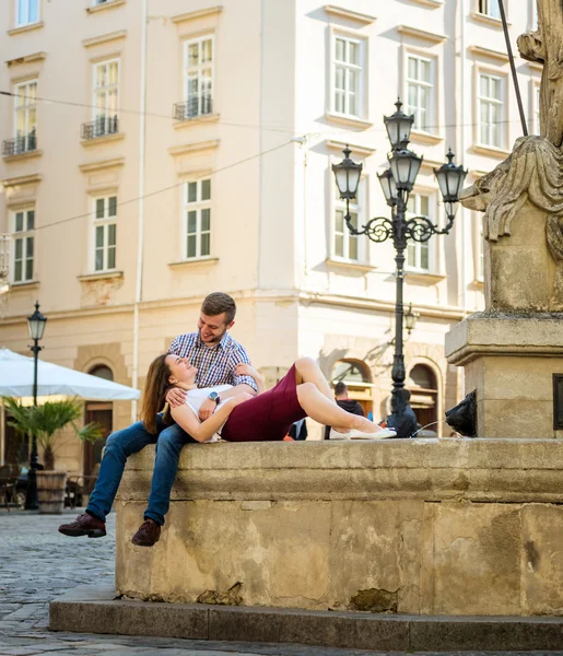 Freundin auf dem Schoß liegend — Stockfoto