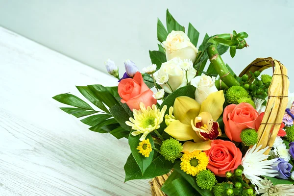 Buquê de flores na cesta — Fotografia de Stock