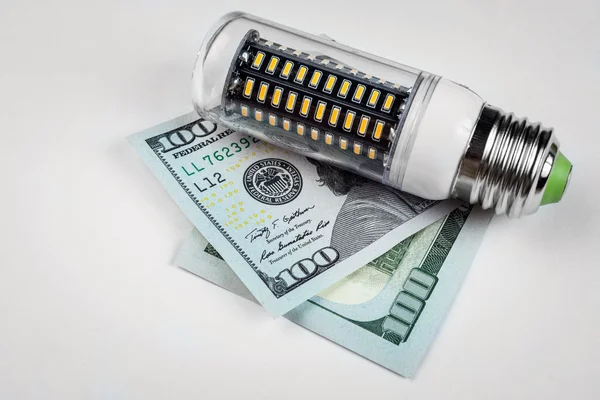 Żarówka LED i pieniądze — Zdjęcie stockowe