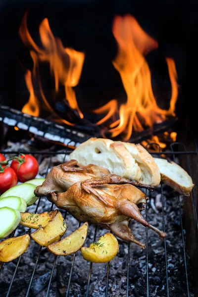 Asar codornices de aves de corral y verduras frescas y jugosas en un restaurante —  Fotos de Stock