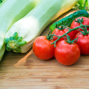 tahta üzerinde taze sebze.