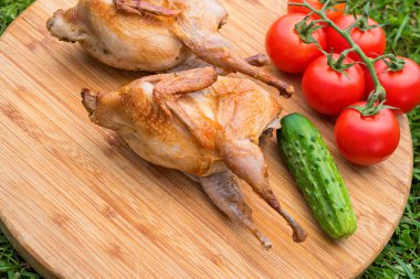 Sebze ile lezzetli kızarmış bıldırcın