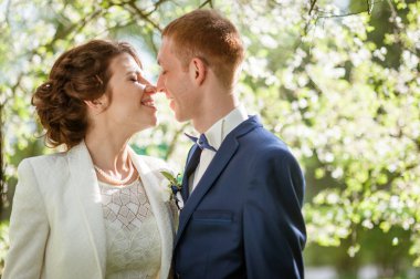 bir ormandaki çift öpücük