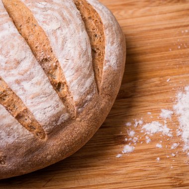 Taze pişmiş ekmek.