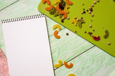 defter üzerinde ahşap noodles ile
