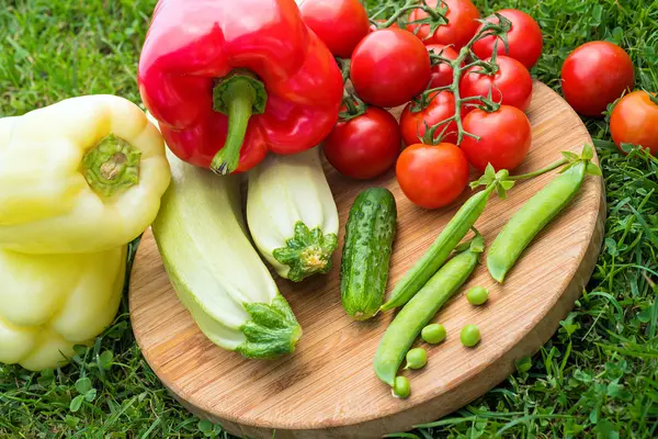 Verduras frescas en el tablero . —  Fotos de Stock