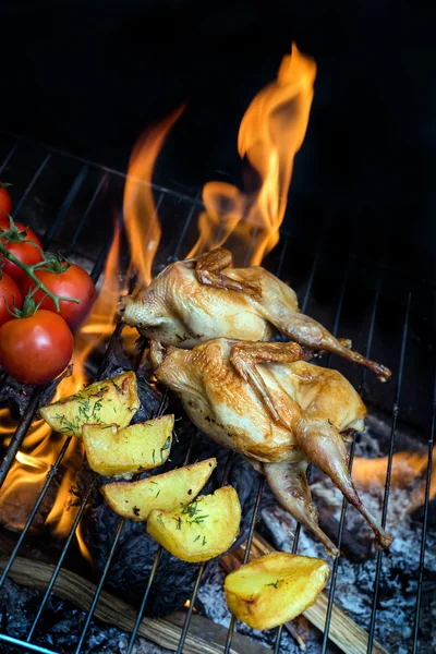 烤家禽鹌鹑和新鲜多汁的蔬菜，在一家餐馆 — 图库照片