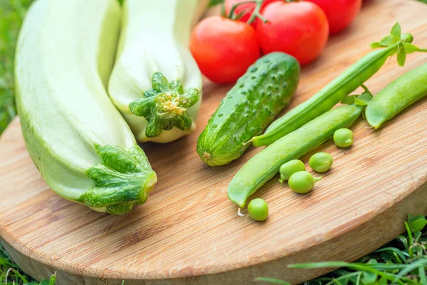 Verduras frescas en el tablero . —  Fotos de Stock