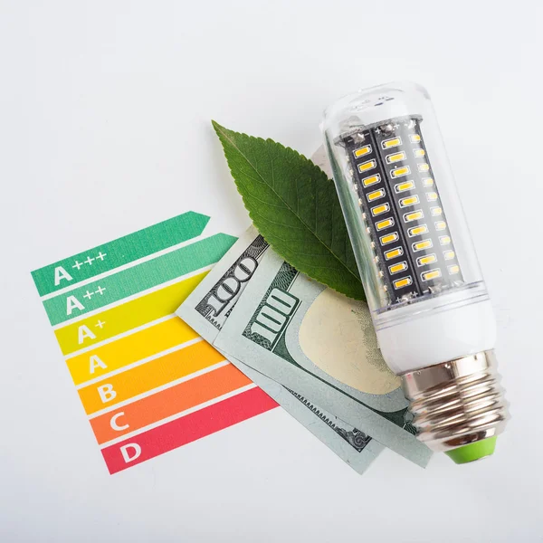 Lampă LED și bani — Fotografie, imagine de stoc