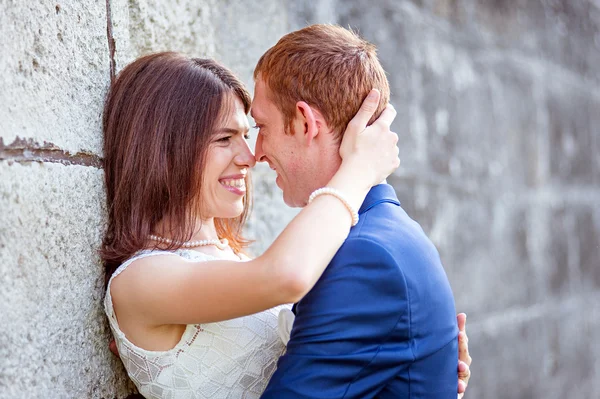 Joven pareja sonriendo —  Fotos de Stock