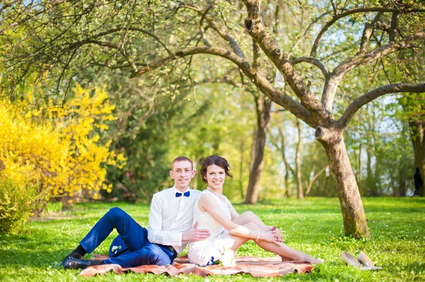 Esküvői pár ül — Stock Fotó