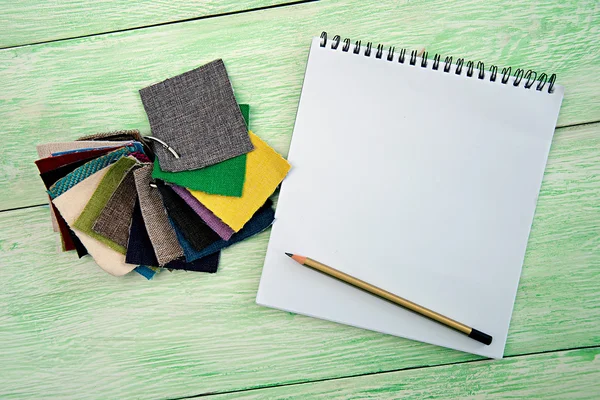 Quaderno e tessuto colorato — Foto Stock