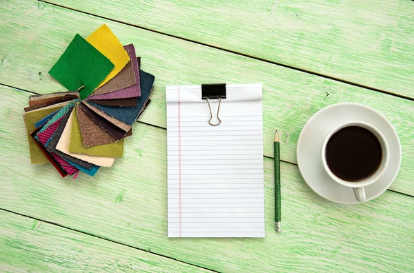 Notebook e xícara de café — Fotografia de Stock