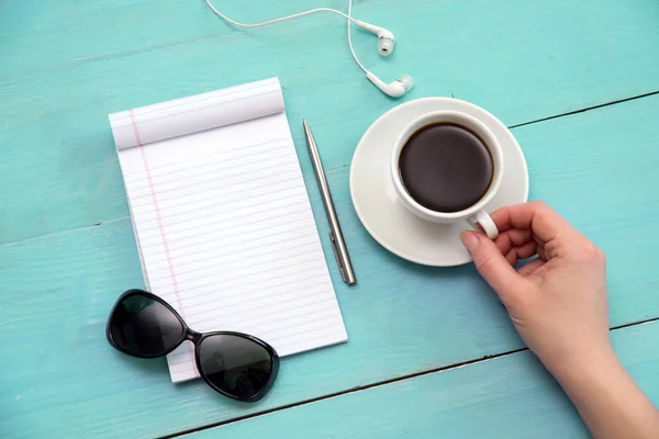 Sonnenbrille, Kaffee, auf dem Tisch. — Stockfoto