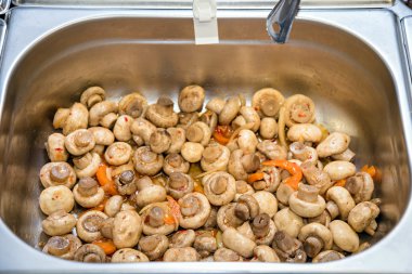Champignons in metal bowl