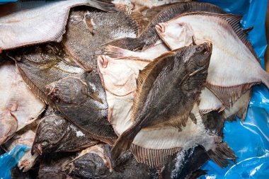 üstünde belgili tanımlık sayaç süpermarkette balık