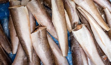 üstünde belgili tanımlık sayaç süpermarkette balık