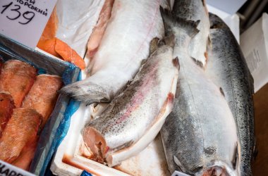 üstünde belgili tanımlık sayaç süpermarkette balık