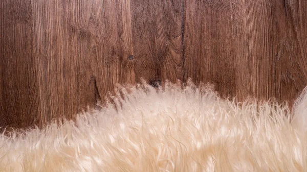 Мех на деревянном полу — стоковое фото