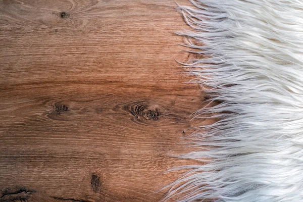 Мех на деревянном фоне — стоковое фото