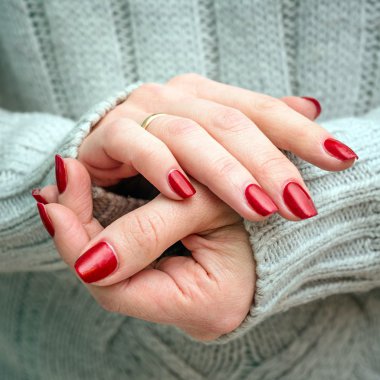 Parlak kırmızı manikür