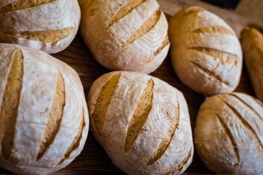 Masanın üzerinde yuvarlak ekmek