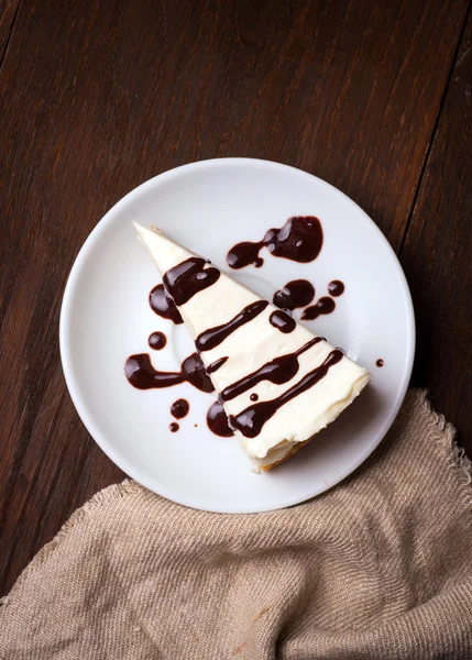 Skiva av Cheesecake på plattan — Stockfoto