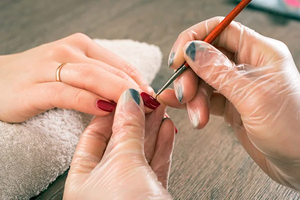 Esteticista de manicure profissional — Fotografia de Stock