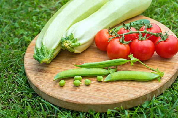 Verduras frescas en el tablero . —  Fotos de Stock