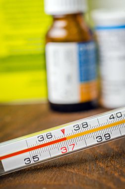 Tablo üzerinde tıbbi termometre