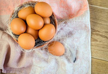 Plaka kahverengi yumurta