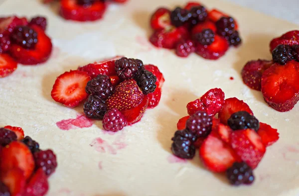 Blätterteig mit Beeren kochen — Stockfoto