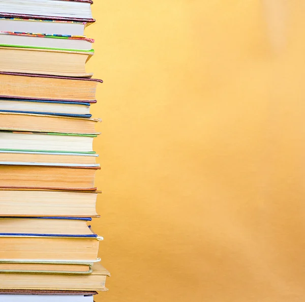 Pila de libros sobre mesa de madera — Foto de Stock