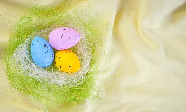 Πολύχρωμα αυγά στη φωλιά — Φωτογραφία Αρχείου