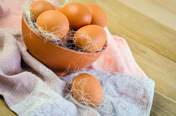 Bruin eieren in plaat — Stockfoto