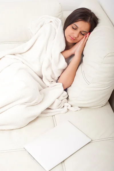 Ragazza con computer portatile nel letto — Foto Stock