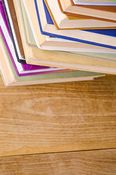 Pila de libros sobre mesa de madera — Foto de Stock