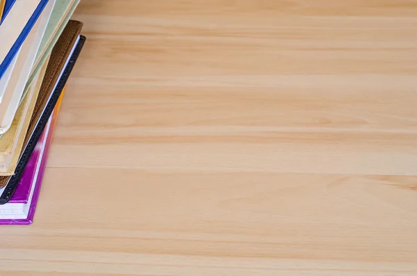 Pila di libri su tavolo di legno — Foto Stock