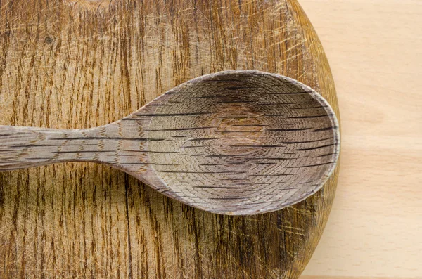 Cucchiaio di legno su tavola rotonda — Foto Stock