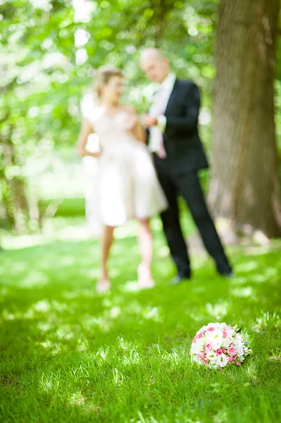 Belo casal em um parque — Fotografia de Stock