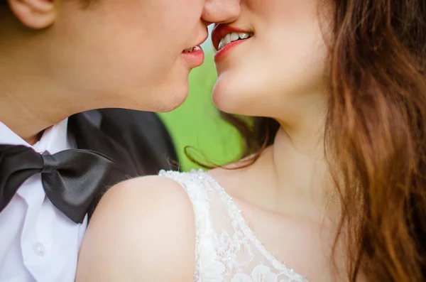 Kiss in wedding day — Stock Photo, Image