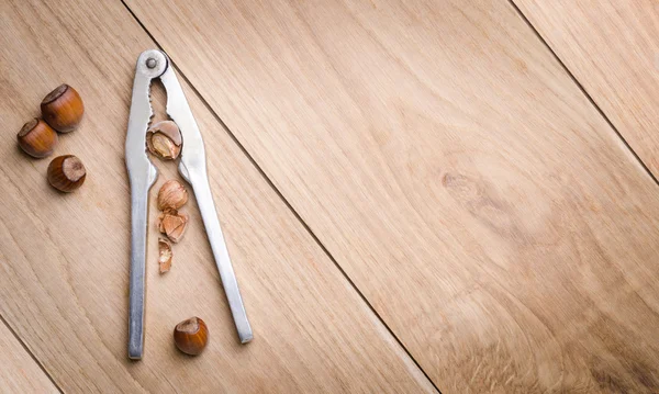 Hasselnöt och nötter på bord — Stockfoto