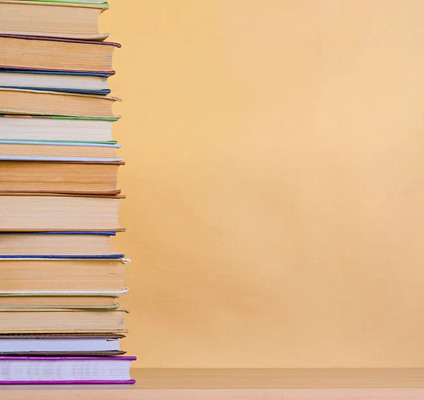 Pila de libros sobre mesa de madera —  Fotos de Stock