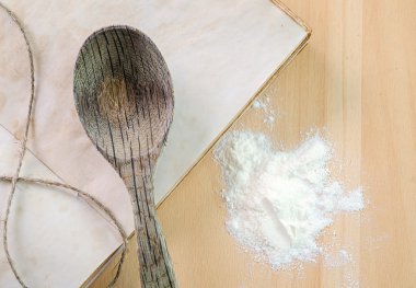 Boş yemek kitabı ve tahta kaşık